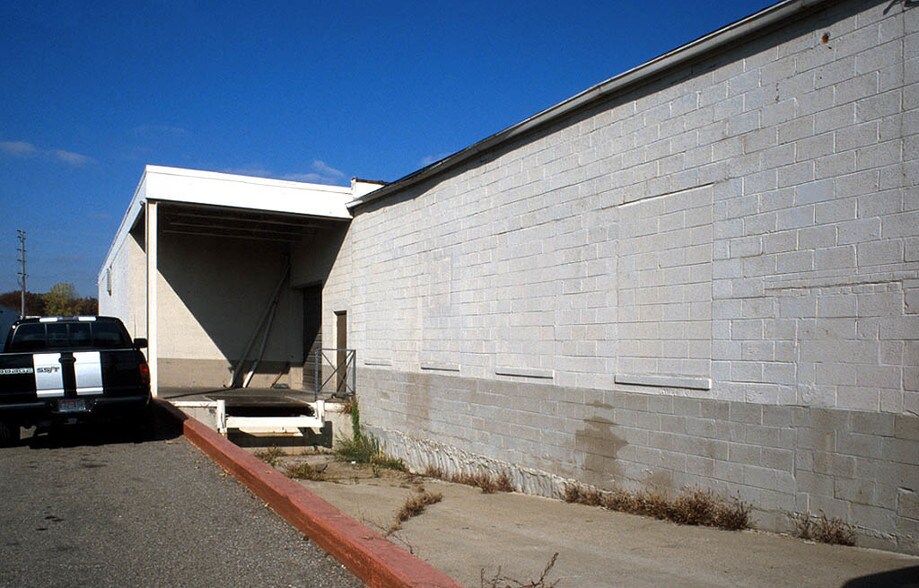 More Photos Of 21270 W Eight Mile Rd, Southfield Warehouse For Sale