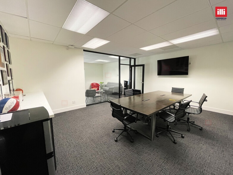 More Photos Of 7028 Owensmouth Ave, Canoga Park Office For Lease