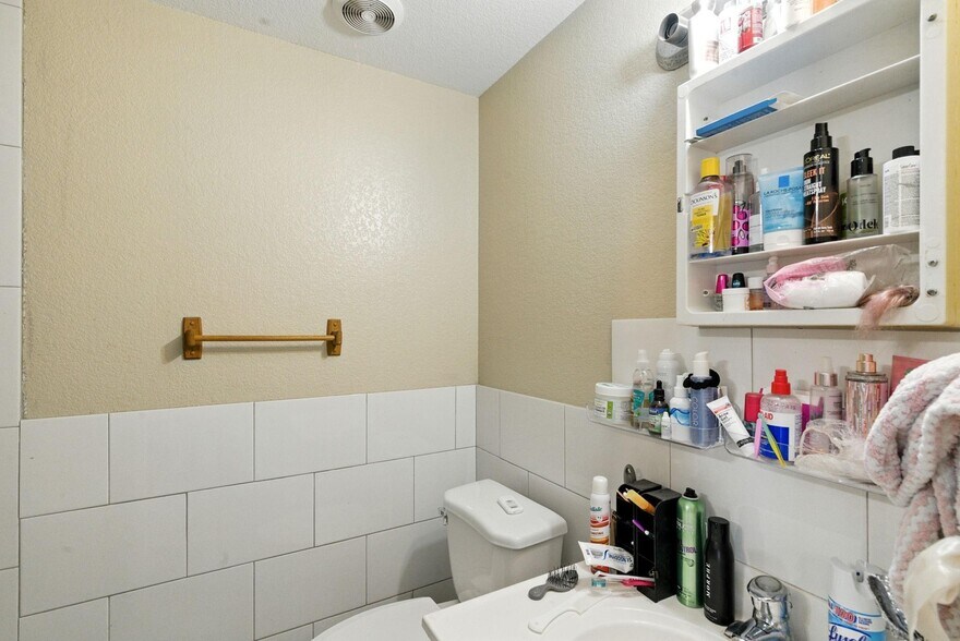 More Photos Of 104 Yuma Street, Lipan Warehouse For Sale