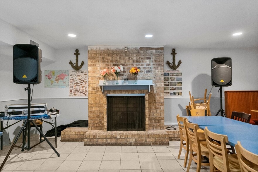 More Photos Of 1400 N Frazier St, Conroe Restaurant For Sale