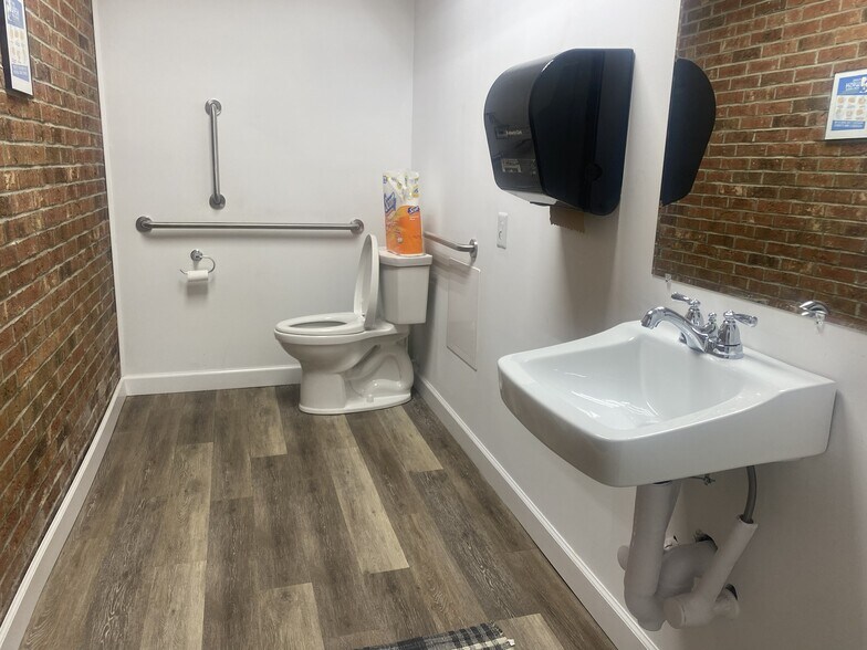 More Photos Of 305 E Arch St, Lancaster Flex For Sale