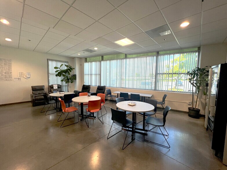 More Photos Of 7663 N San Fernando Rd, Burbank Warehouse For Lease