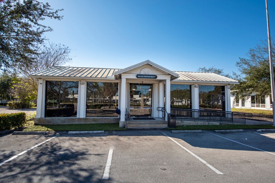 More Photos Of 2980 W Oakland Park Blvd, Oakland Park Showroom For Lease