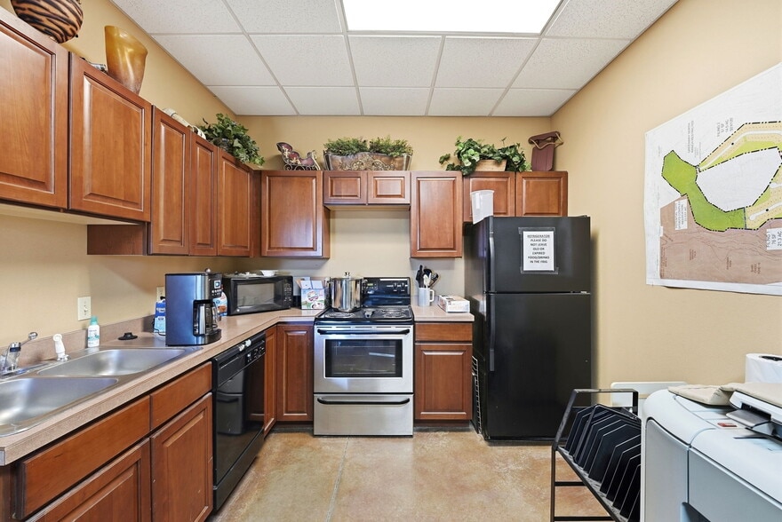 More Photos Of 1925 Aeroplaza Dr, Colorado Springs Warehouse For Lease