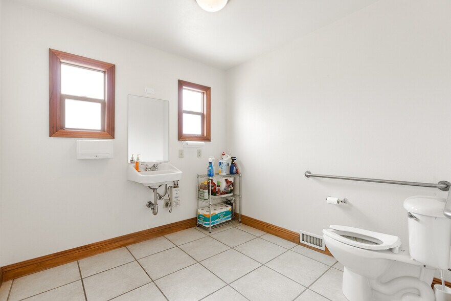 More Photos Of 635 Veile Ave, Beaumont Office For Sale