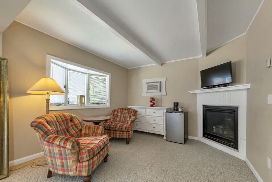 More Photos Of 280 S Main St, Wolfeboro Hotel For Sale