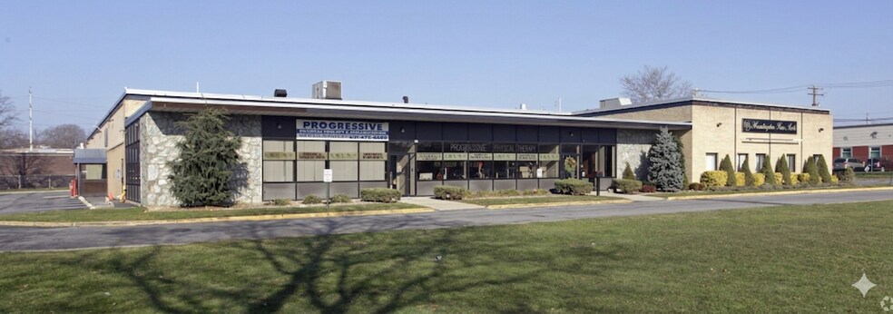 Primary Photo Of 266 Pulaski Rd, Greenlawn Light Manufacturing For Lease