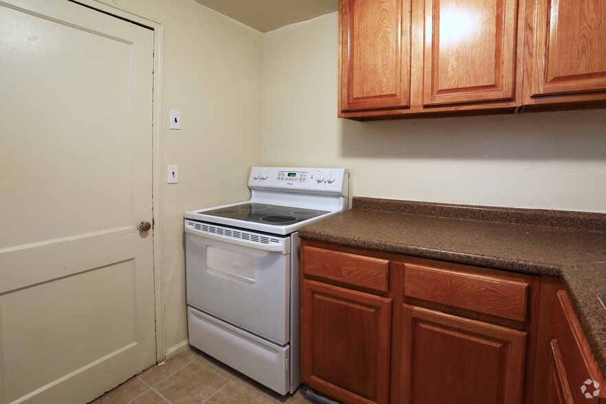 More Photos Of 35 Woodland Dr, Hartford Apartments For Sale