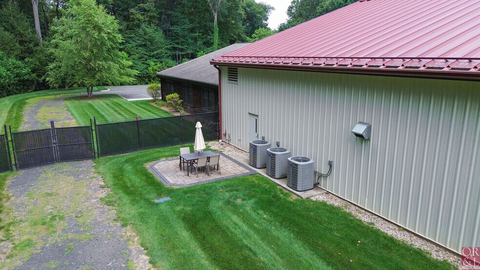 More Photos Of 103R Old Windsor Rd, Bloomfield Warehouse For Lease