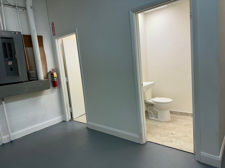 More Photos Of 1657 Cassopolis St, Elkhart Freestanding For Lease