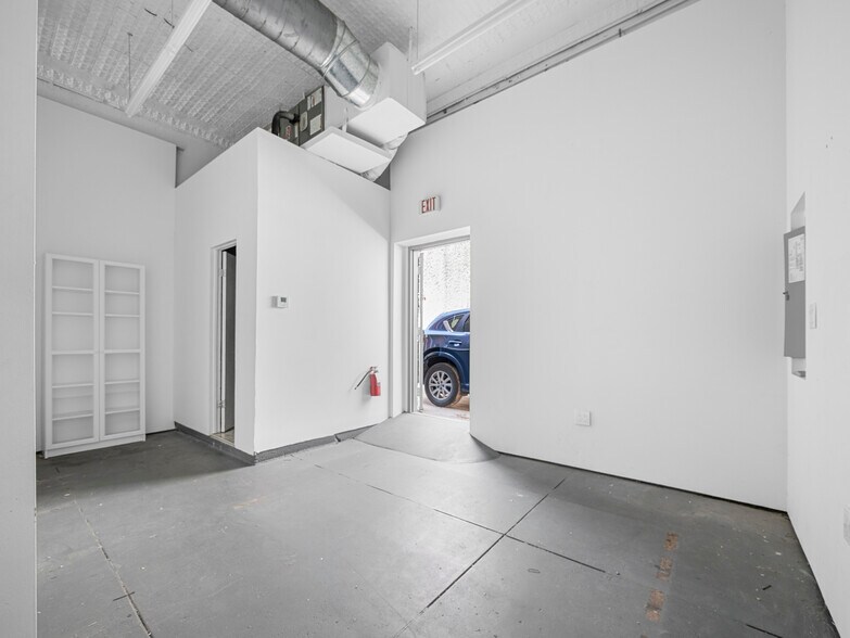 More Photos Of 901 W Jefferson Blvd, Dallas Storefront For Lease
