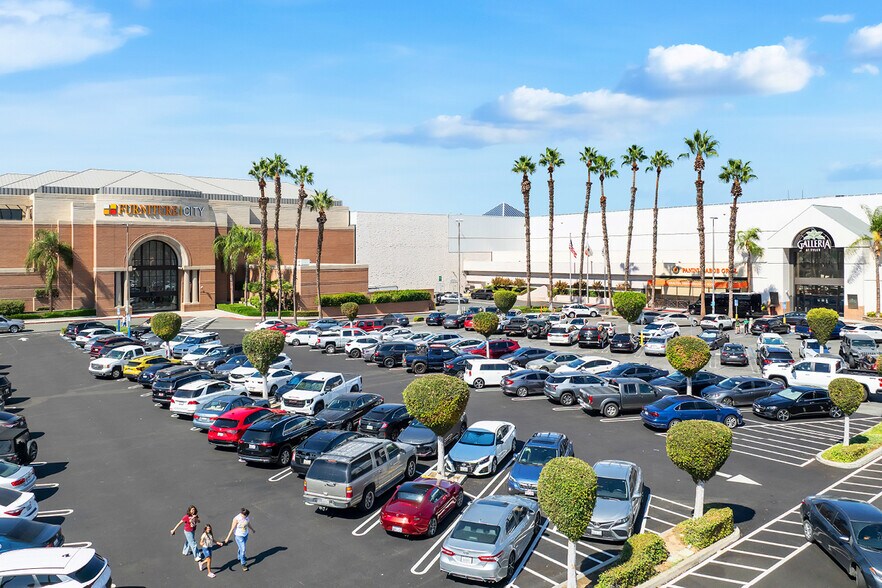 More Photos Of 3601 Galleria At Tyler, Riverside Department Store For Sale