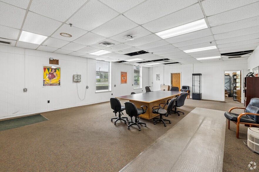 More Photos Of 24 Spring St, Florence Warehouse For Sale