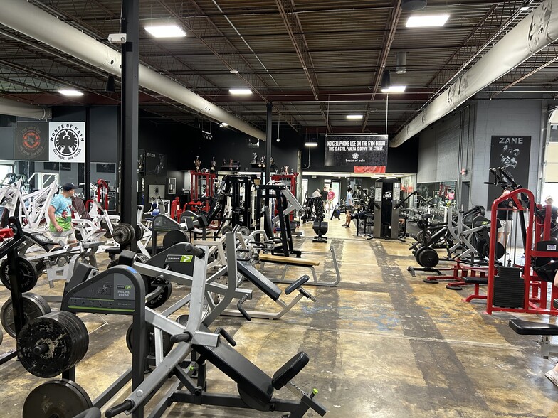 More Photos Of 251-253 Chesterfield Industrial Blvd, Chesterfield Warehouse For Sale