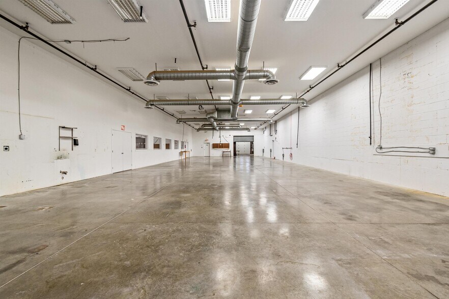 More Photos Of 46160 Fifth Ave, Chilliwack Service For Lease