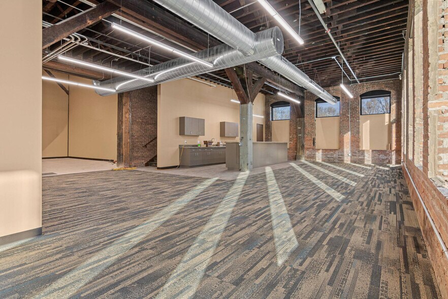 More Photos Of 207 Monroe St N, Hudson Warehouse For Sale