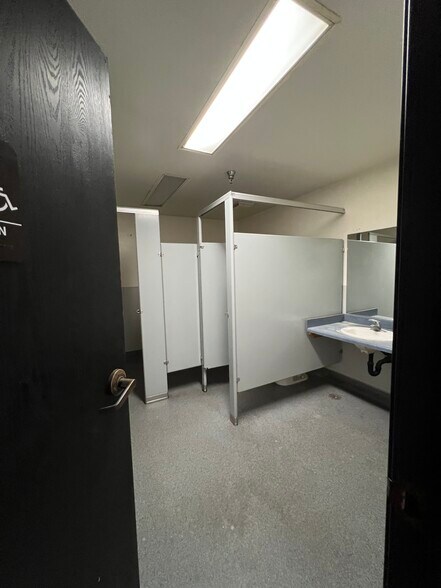 More Photos Of 15650 El Prado Rd, Chino Warehouse For Lease