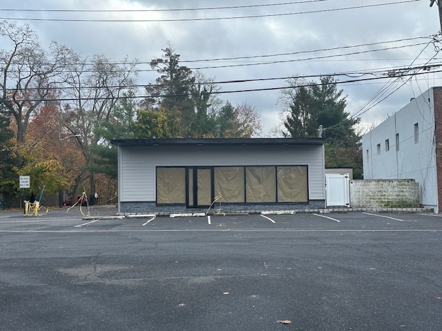 Primary Photo Of 108 Washington Dr, Centerport Storefront Retail Residential For Lease