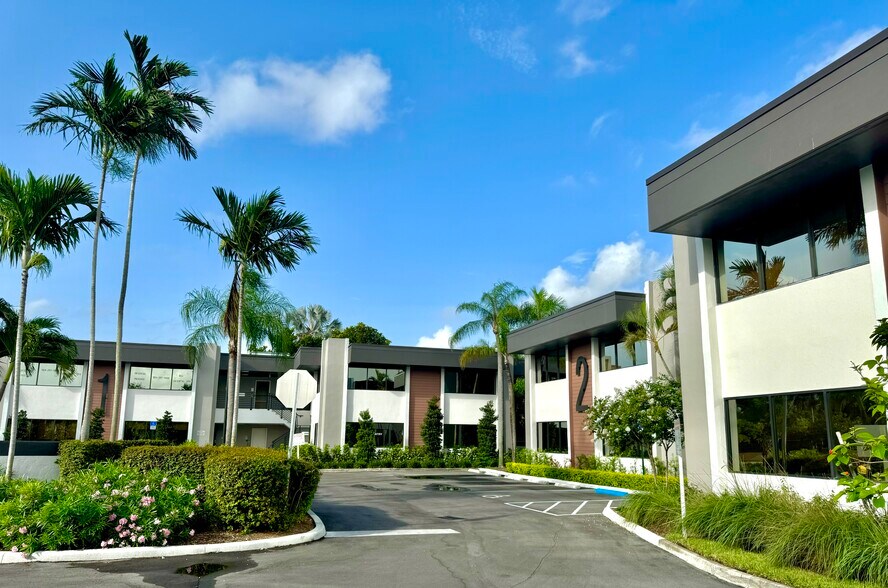 More Photos Of 1021 Ives Dairy Rd, Miami Unknown For Lease