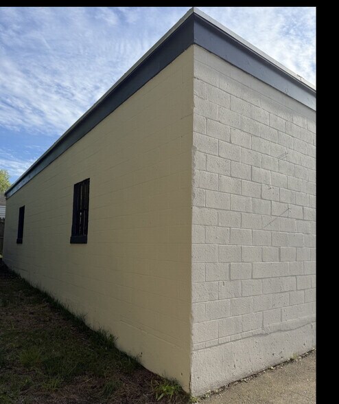 More Photos Of 12 Pease Ave, Middletown Showroom For Lease