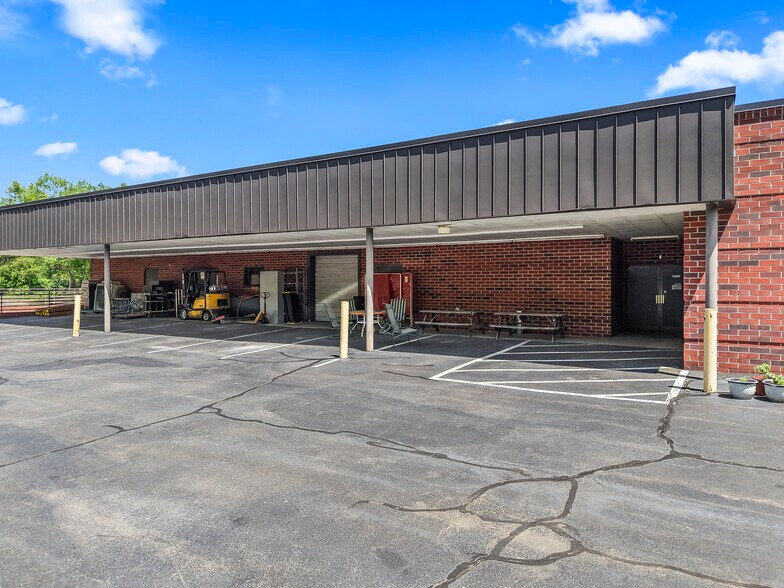 More Photos Of 2540 Empire Dr, Winston-Salem Flex For Lease
