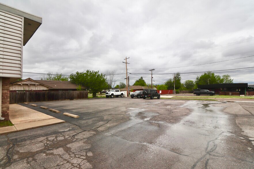 More Photos Of 2912 Lakeside Dr, Oklahoma City Office For Sale