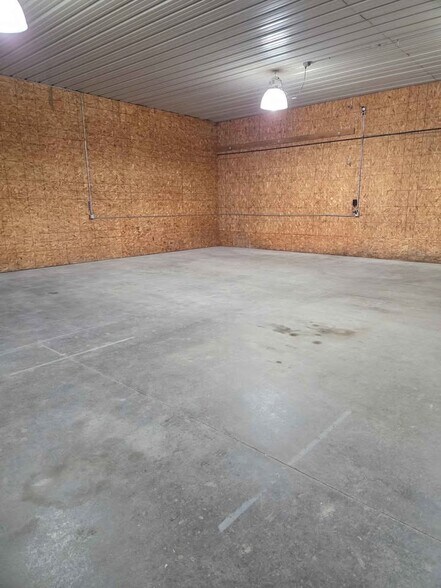 More Photos Of 1300-1310 N 14th St, Indianola Warehouse For Lease