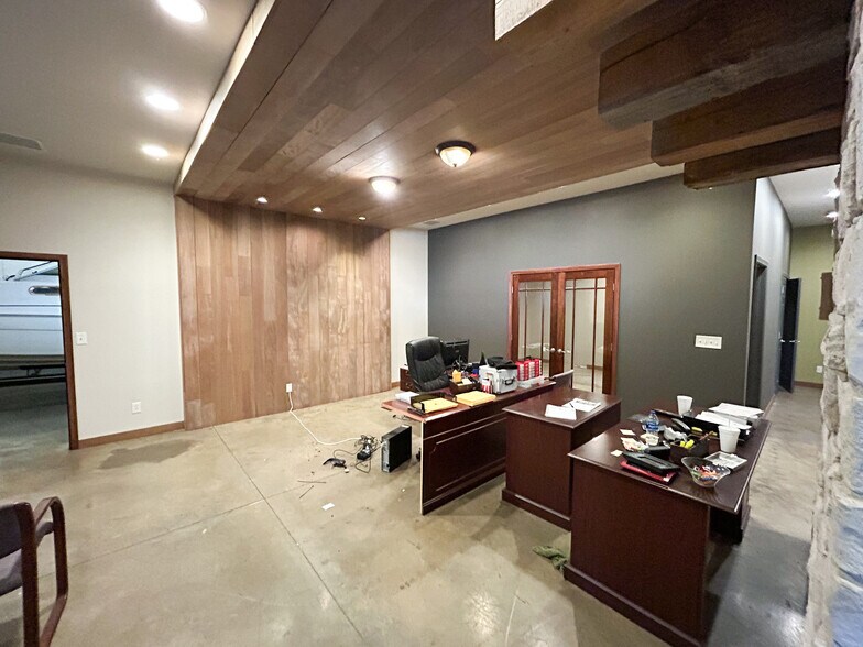 More Photos Of 1531 N Commercial Rd, Nixa Warehouse For Lease