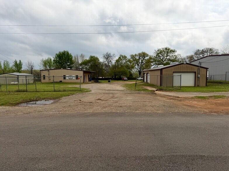 Primary Photo Of 2000 E Murchison St, Palestine Light Manufacturing For Sale