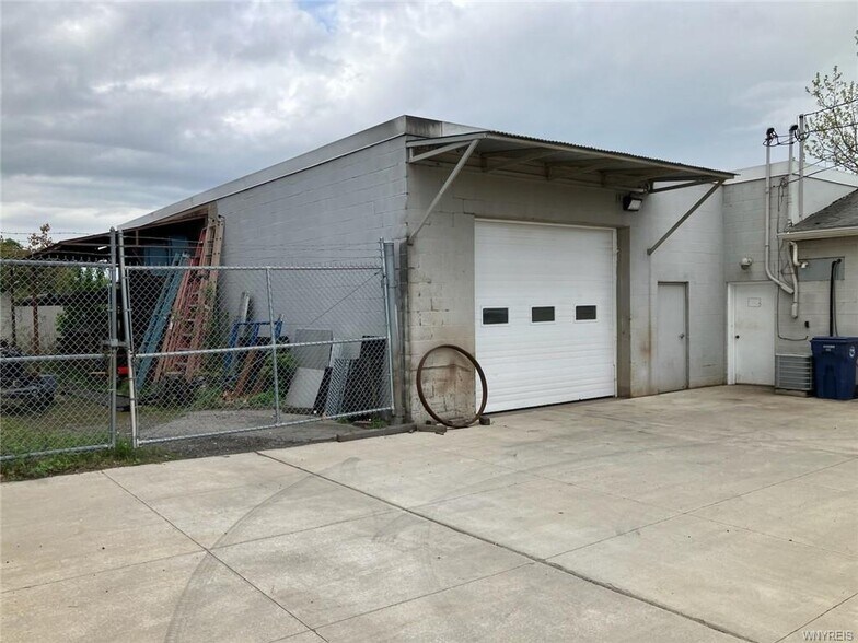 More Photos Of 2543 Seneca Ave, Niagara Falls Manufacturing For Sale