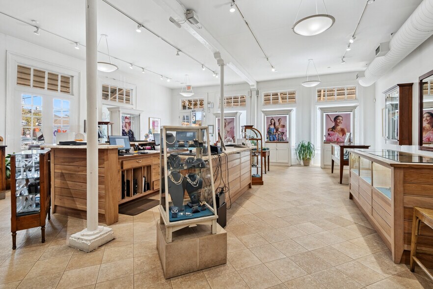 More Photos Of 3801 Magazine St, New Orleans Freestanding For Sale