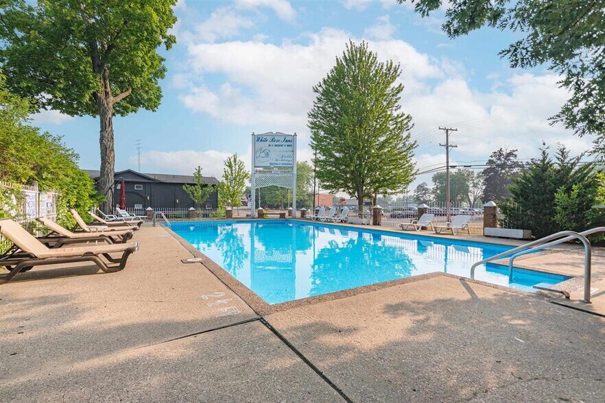 More Photos Of 910 River Rd, Wisconsin Dells Hotel For Sale