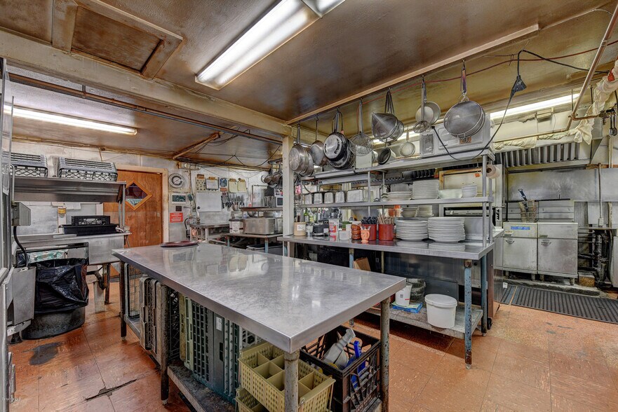 More Photos Of 650 N Main St, Sheffield Restaurant For Sale