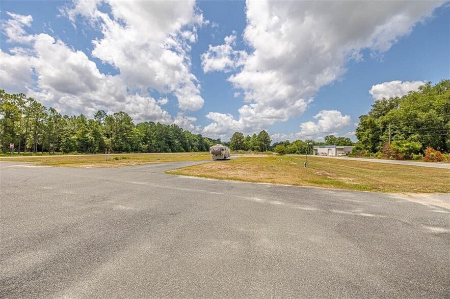 More Photos Of 414 E Jl Tyre St, Screven Showroom For Sale