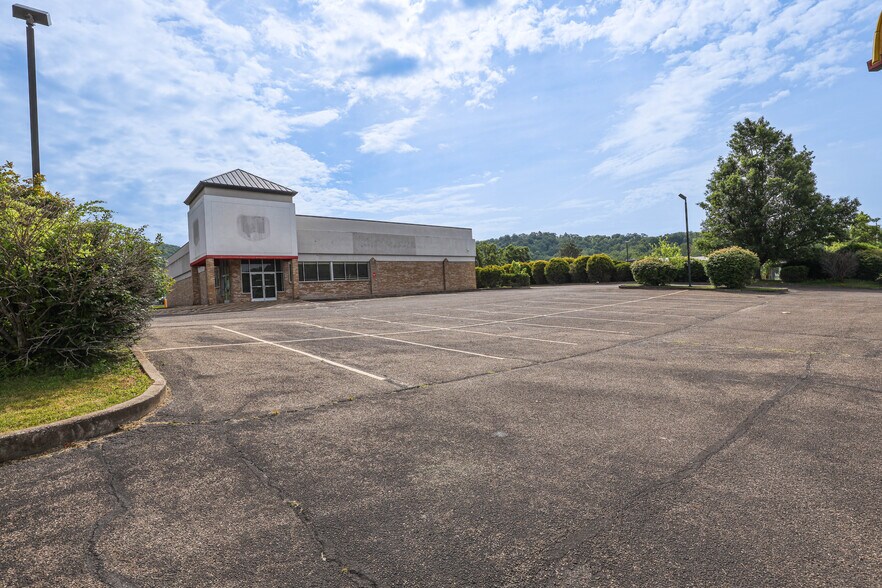 More Photos Of 902 N Lewis St, Glenville Drugstore For Lease