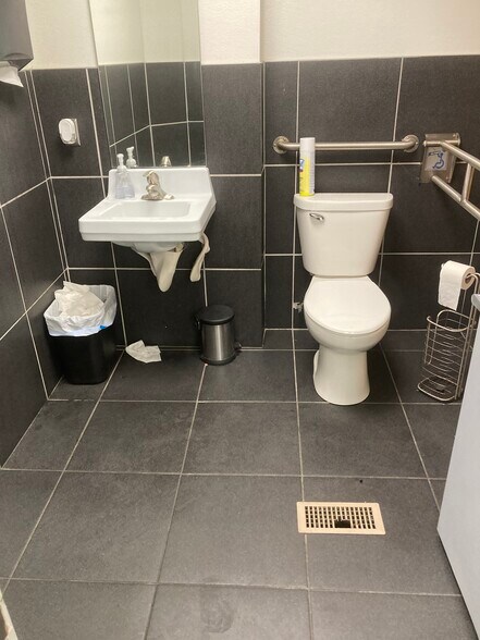 More Photos Of 935 S Iowa St, Lawrence Office For Lease