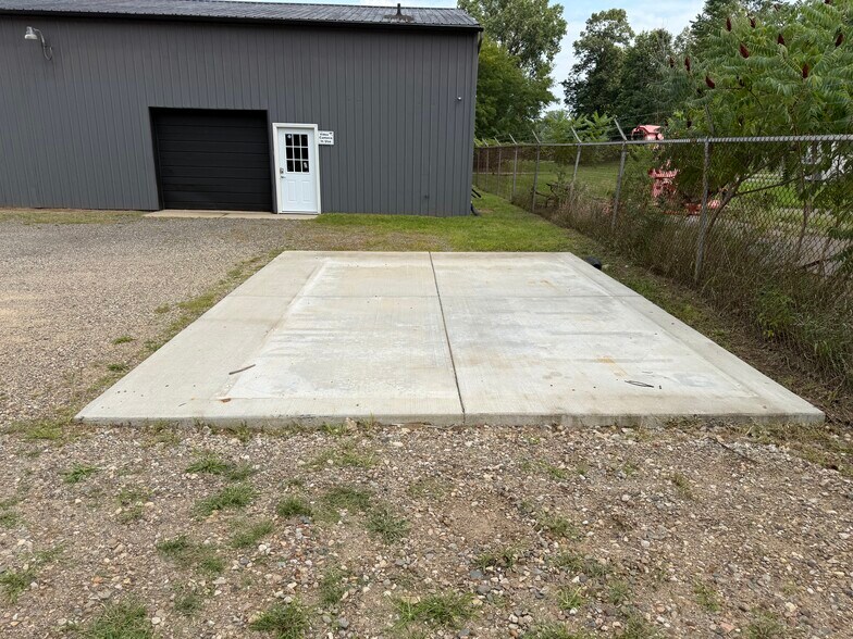 More Photos Of 811 Kim Dr, Mason Warehouse For Lease