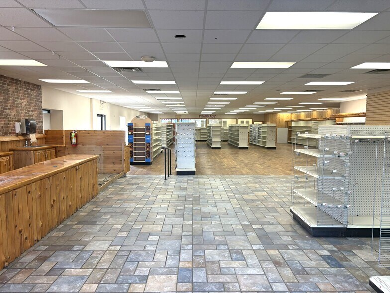 More Photos Of 601 Minnesota Ave, Walker General Retail For Lease
