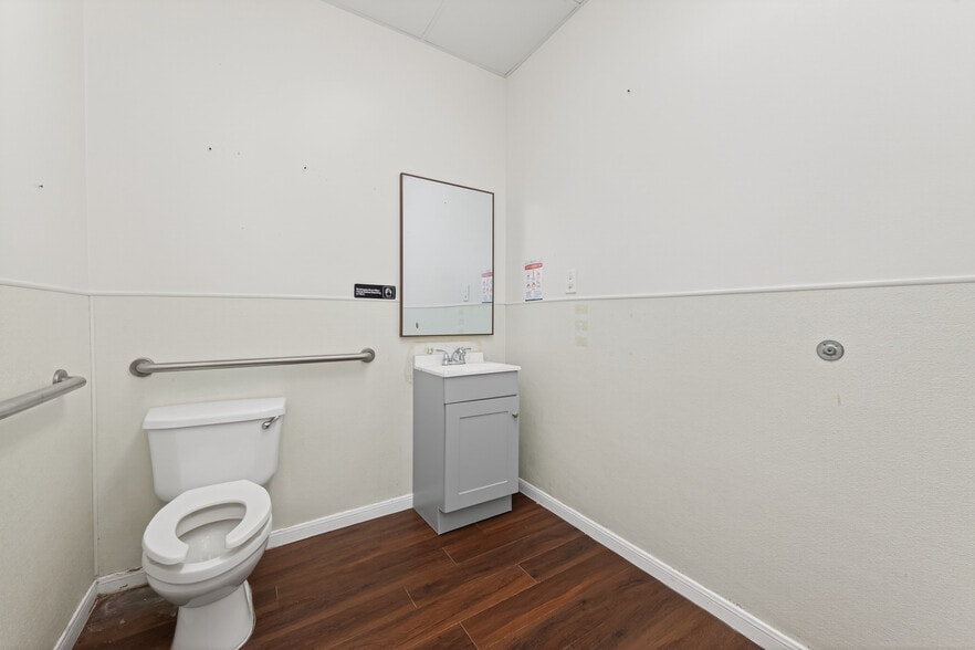 More Photos Of 8525 Queenston Blvd, Houston Freestanding For Sale