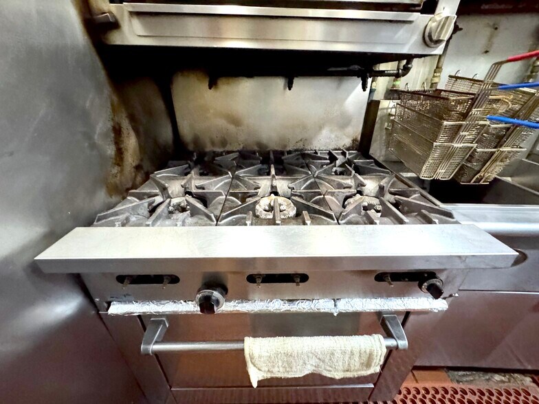 More Photos Of 128 Metropolitan Ave, Brooklyn Restaurant For Lease
