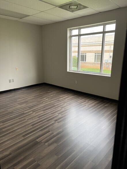 More Photos Of 16325 Northcross Dr, Huntersville Office For Lease