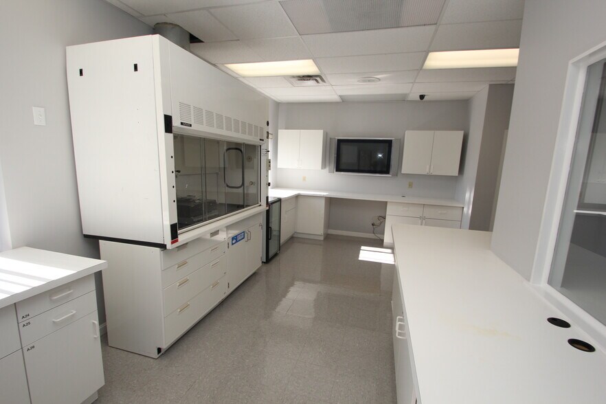 More Photos Of 87 Main St, North Reading Light Manufacturing For Sale