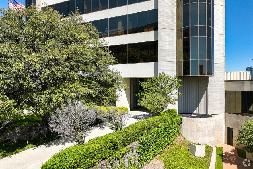 More Photos Of 300 E John Carpenter Fwy, Irving Office For Lease