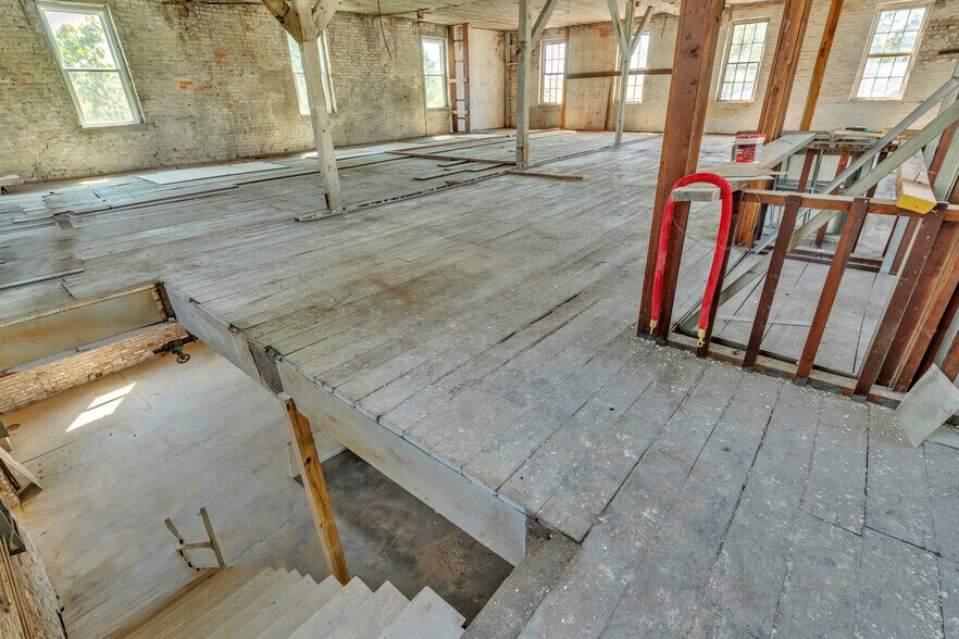 More Photos Of 30 E 3rd St, New Albany Warehouse For Sale