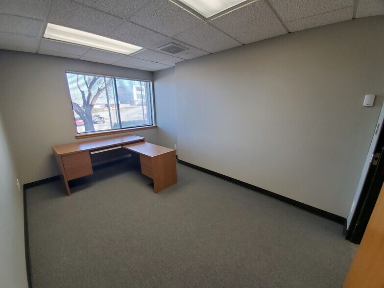 More Photos Of 2690 Fleur Dr, Des Moines Office For Lease