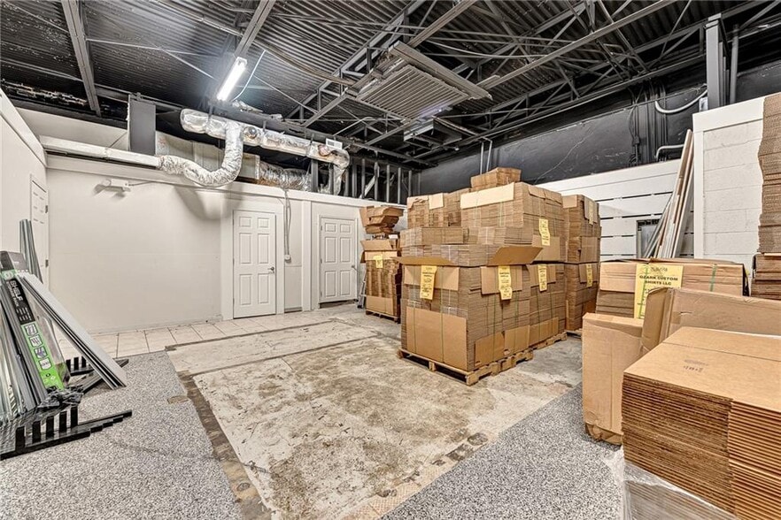 More Photos Of 427 N College Ave, Fayetteville Storefront For Sale