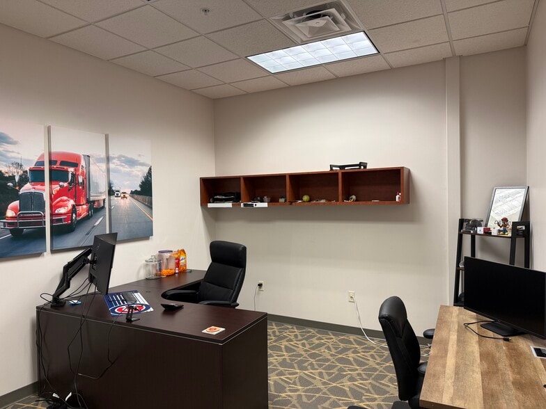 More Photos Of 2665 SE Oak Tree Ct, Ankeny Light Distribution For Lease