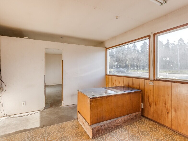 More Photos Of 5420 NE Fourth Plain Blvd, Vancouver Freestanding For Sale