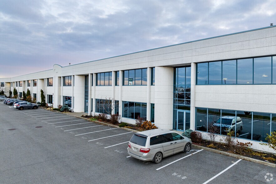 More Photos Of 8240 Ch Du Golf, Montréal Flex For Lease