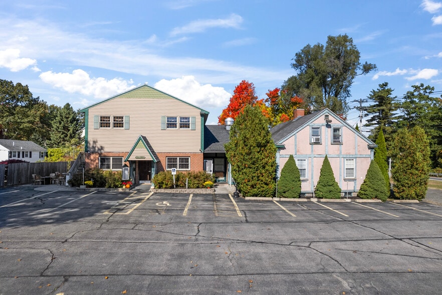 More Photos Of 52 Post Rd, Wells Restaurant For Sale